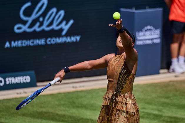 June 25, 2026, Bad Homburg, Hessen, Germany: Naomi Osaka of Japan serves during the BAD HOMBURG OPEN powered by SOLARWATTT- WTA500 - Womens Tennis, 25.6.2026 in Bad Homburg (Tennis-Club Bad Homburg), Germany Tennis 2026: WTA, Tennis Damen Bad Hombug Open: Quarterfinal: OSAKA 6:2 6:2 ALEXANDROVA  - ZUMAs343 20260625_zsp_s343_017 Copyright: xMathiasxSchulzx