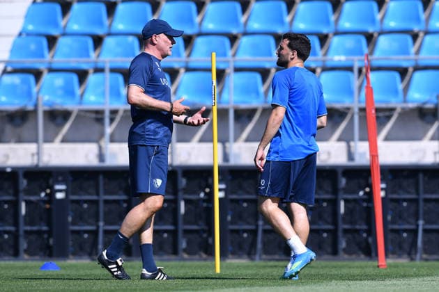 Fußball 2. Bundesliga Trainingsauftakt VfL Bochum am 25.06.2026 im Vonovia Ruhrstadion in Bochum Uwe Rösler ( Trainer Cheftrainer Bochum ), links - Berkan Taz ( Bochum ), rechts *** Soccer, 2. Bundesliga: VfL Bochum kicks off training on June 25, 2026, at the Vonovia Ruhrstadion in Bochum. Uwe Rösler, head coach of Bochum; on the left, Berkan Taz of Bochum; on the right, xRx