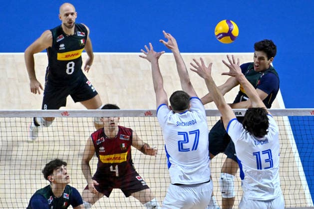 LJUBLJANA, SLOVENIA - JUNE 25: Luca Porro of Italy (R) in action against Vasyl Tupchii of Ukraine (2R) during the FIVB Men s Volleyball Nations League match between Ukraine and Italy at Arena Stozice, Ljubljana on June 25, 2026 in Ljubljana, Slovenia. (Photo by Igor Kupljenik Sports Press Photo).  Copyright: xIgorxKupljenikx xSPPx Sportspressphoto_SPR176565