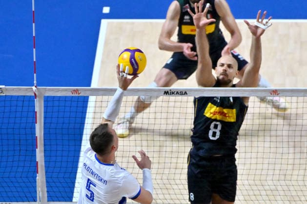 LJUBLJANA, SLOVENIA - JUNE 25: Oleh Plotrytskyi of Ukraine (L) in action against Riccardo Sbertoli of Italy (R) during the FIVB Men s Volleyball Nations League match between Ukraine and Italy at Arena Stozice, Ljubljana on June 25, 2026 in Ljubljana, Slovenia. (Photo by Igor Kupljenik Sports Press Photo).  Copyright: xIgorxKupljenikx xSPPx Sportspressphoto_SPR176574