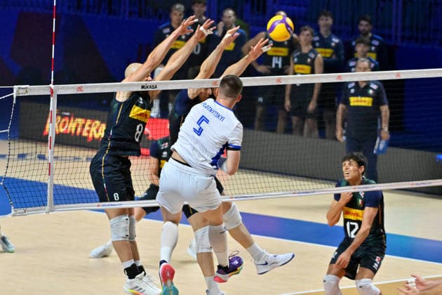 LJUBLJANA, SLOVENIA - JUNE 25: Oleh Plotrytskyi of Ukraine (C) in action against Riccardo Sbertoli of Italy (L) during the FIVB Men s Volleyball Nations League match between Ukraine and Italy at Arena Stozice, Ljubljana on June 25, 2026 in Ljubljana, Slovenia. (Photo by Igor Kupljenik Sports Press Photo).  Copyright: xIgorxKupljenikx xSPPx Sportspressphoto_SPR176580