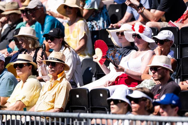 BAD HOMBURG, GERMANY - JUNE 25: Fans Spectators trying to fight the heat with umbrellas, fans and sunhats during the Bad Homburg Open powered by Solarwatt Singles match between Emma Navarro (USA) vs Elena-Gabriela Ruse (ROU) at Kurpark Bad Homburg on June 25, 2026 in Bad Homburg, Germany. Hessen Germany Copyright: xSteffiexWunderlx
