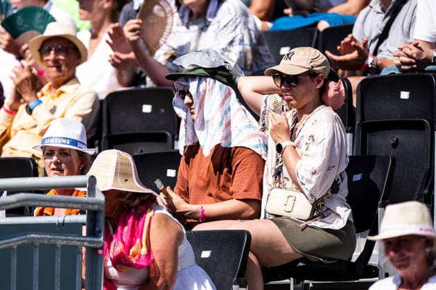 BAD HOMBURG, GERMANY - JUNE 25: Fans Spectators trying to fight the heat with umbrellas, fans, icepacks and sunhats during the Bad Homburg Open powered by Solarwatt Singles match between Emma Navarro (USA) vs Elena-Gabriela Ruse (ROU) at Kurpark Bad Homburg on June 25, 2026 in Bad Homburg, Germany. Hessen Germany Copyright: xSteffiexWunderlx