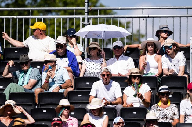 BAD HOMBURG, GERMANY - JUNE 25: Fans Spectators trying to fight the heat with umbrellas, fans and sunhats during the Bad Homburg Open powered by Solarwatt Singles match between Emma Navarro (USA) vs Elena-Gabriela Ruse (ROU) at Kurpark Bad Homburg on June 25, 2026 in Bad Homburg, Germany. Hessen Germany Copyright: xSteffiexWunderlx