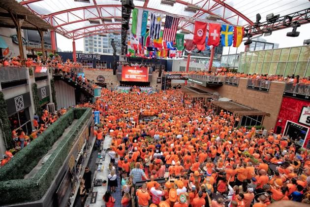KANSAS CITY, 25-06-2026, Fans In orange tie over de street of Kansas City before the World Cup 2026 Match between Tunisia and The Netherlands. Picture Shows Fans in orange Kansas City  x204639672x Copyright: