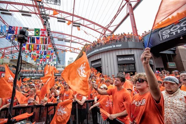 KANSAS CITY, 25-06-2026, Fans In orange tie over de street of Kansas City before the World Cup 2026 Match between Tunisia and The Netherlands. Picture Shows large crowd gathered in city centre Fans in orange Kansas City  x204639708x Copyright: