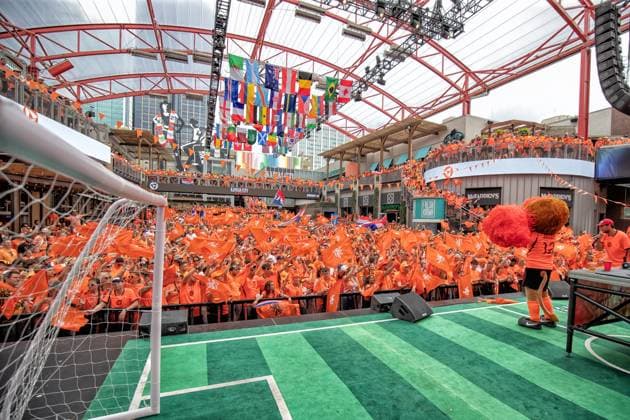 KANSAS CITY, 25-06-2026, Fans In orange tie over de street of Kansas City before the World Cup 2026 Match between Tunisia and The Netherlands. Picture Shows large crowd gathered in city centre Fans in orange Kansas City  x204639775x Copyright: