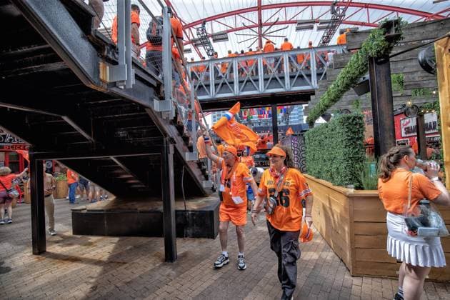 KANSAS CITY, 25-06-2026, Fans In orange tie over de street of Kansas City before the World Cup 2026 Match between Tunisia and The Netherlands. Picture Shows large crowd gathered in city centre Fans in orange Kansas City  x204639784x Copyright: