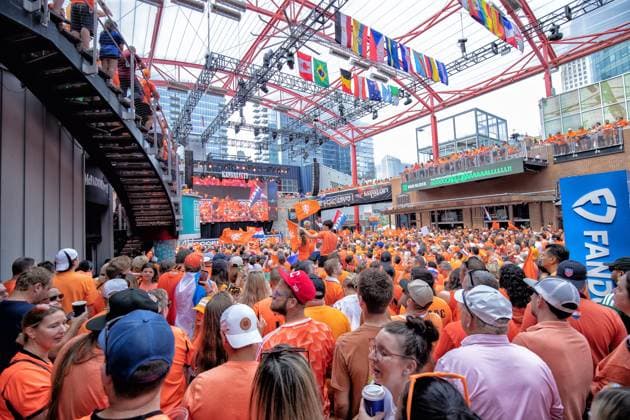 KANSAS CITY, 25-06-2026, Fans In orange tie over de street of Kansas City before the World Cup 2026 Match between Tunisia and The Netherlands. Picture Shows large crowd gathered in city centre Fans in orange Kansas City  x204639805x Copyright: