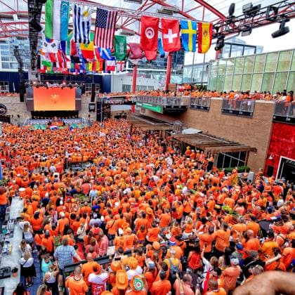 KANSAS CITY, 25-06-2026, Fans In orange tie over de street of Kansas City before the World Cup 2026 Match between Tunisia and The Netherlands. Picture Shows large crowd gathered in city centre Fans in orange Kansas City  x204639839x Copyright: