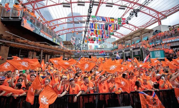 KANSAS CITY, 25-06-2026, Fans In orange tie over de street of Kansas City before the World Cup 2026 Match between Tunisia and The Netherlands. Picture Shows large crowd gathered in city centre Fans in orange Kansas City  x204639854x Copyright: