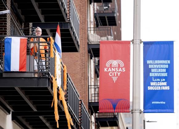 KANSAS CITY - Fans prior to the Orange March through the Power and Light District during the 2026 FIFA World Cup, WM, Weltmeisterschaft, Fussball Group F, ahead of the match between the Netherlands and Tunisia on June 25, 2026, in Kansas City, United States. ROBIN VAN LONKHUIJSEN ANP xVIxANPxSportx xxANPxIVx 561953923 originalFilename: 561953923.jpg