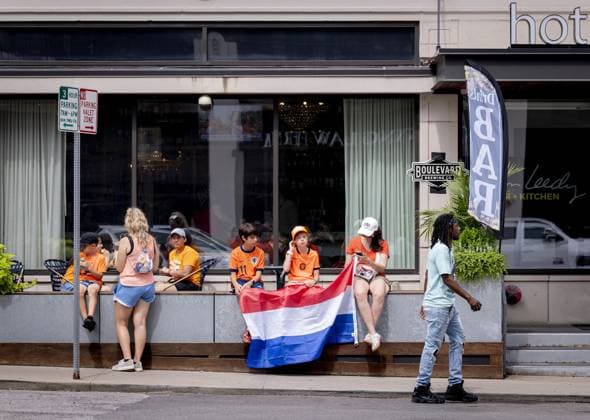 KANSAS CITY - Fans prior to the Orange March through the Power and Light District during the 2026 FIFA World Cup, WM, Weltmeisterschaft, Fussball Group F, ahead of the match between the Netherlands and Tunisia on June 25, 2026, in Kansas City, United States. ROBIN VAN LONKHUIJSEN ANP xVIxANPxSportx xxANPxIVx 561954007 originalFilename: 561954007.jpg