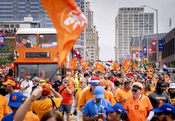 KANSAS CITY - Fans during the Orange March through the Power and Light District during the 2026 FIFA World Cup, WM, Weltmeisterschaft, Fussball Group F, prior to the match between the Netherlands and Tunisia on June 25, 2026, in Kansas City, United States. ROBIN VAN LONKHUIJSEN ANP xVIxANPxSportx xxANPxIVx 561956970 originalFilename: 561956970.jpg