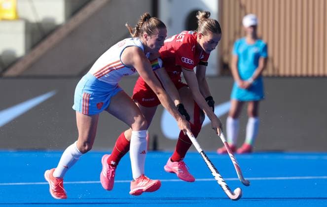 Belgium s Louise Dewaet fights for the ball during a hockey game between Belgian national team, Nationalteam Red Panthers and Netherlands, Thursday 25 June 2026 in Wavre, match 14 16 in the group stage of the women s FIH Pro League competition. VIRGINIExLEFOUR  x179254503x