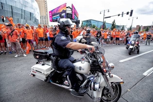 KANSAS CITY, 25-06-2026, Fans In orange tie over de street of Kansas City before the World Cup 2026 Match between Tunisia and The Netherlands. Picture Shows massive crowd following the famous orange painted double decker bus Fans in orange Kansas City  x204640510x Copyright: