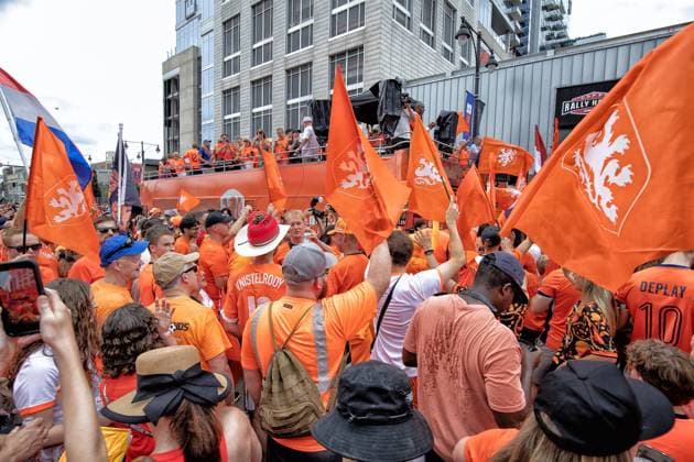 KANSAS CITY, 25-06-2026, Fans In orange tie over de street of Kansas City before the World Cup 2026 Match between Tunisia and The Netherlands. Picture Shows massive crowd following the famous orange painted double decker bus Fans in orange Kansas City  x204640517x Copyright: