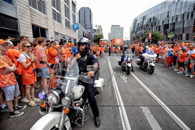 KANSAS CITY, 25-06-2026, Fans In orange tie over de street of Kansas City before the World Cup 2026 Match between Tunisia and The Netherlands. Picture Shows massive crowd following the famous orange painted double decker bus escorted by motorized police Fans in orange Kansas City  x204640537x Copyright: