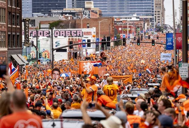 KANSAS CITY - Fans during the Orange March through the Power and Light District during the 2026 FIFA World Cup, WM, Weltmeisterschaft, Fussball Group F, prior to the match between the Netherlands and Tunisia on June 25, 2026, in Kansas City, United States. ROBIN VAN LONKHUIJSEN ANP xVIxANPxSportx xxANPxIVx 561957450 originalFilename: 561957450.jpg