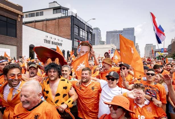 KANSAS CITY - Fans during the Orange March through the Power and Light District during the 2026 FIFA World Cup, WM, Weltmeisterschaft, Fussball Group F, prior to the match between the Netherlands and Tunisia on June 25, 2026, in Kansas City, United States. ROBIN VAN LONKHUIJSEN ANP xVIxANPxSportx xxANPxIVx 561957466 originalFilename: 561957466.jpg