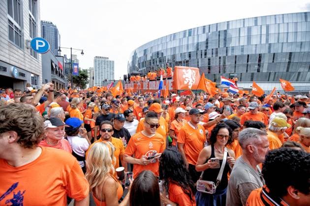 KANSAS CITY, 25-06-2026, Fans In orange tie over de street of Kansas City before the World Cup 2026 Match between Tunisia and The Netherlands. Picture Shows massive crowd following the famous orange painted double decker bus Fans in orange Kansas City  x204640557x Copyright: