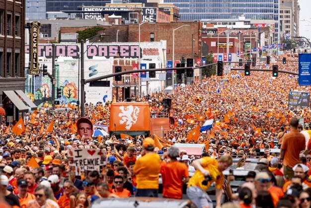 KANSAS CITY - Fans during the Orange March through the Power and Light District during the 2026 FIFA World Cup, WM, Weltmeisterschaft, Fussball Group F, prior to the match between the Netherlands and Tunisia on June 25, 2026, in Kansas City, United States. ROBIN VAN LONKHUIJSEN ANP xVIxANPxSportx xxANPxIVx 561957637 originalFilename: 561957637.jpg