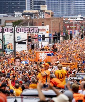 KANSAS CITY - Fans during the Orange March through the Power and Light District during the 2026 FIFA World Cup, WM, Weltmeisterschaft, Fussball Group F, prior to the match between the Netherlands and Tunisia on June 25, 2026, in Kansas City, United States. ROBIN VAN LONKHUIJSEN ANP xVIxANPxSportx xxANPxIVx 561957712 originalFilename: 561957712.jpg