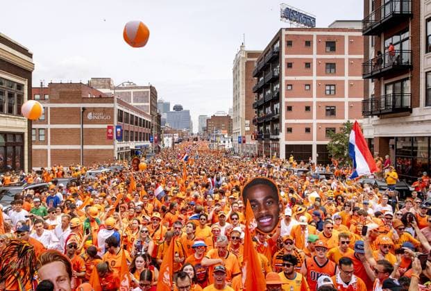 KANSAS CITY - Fans during the Orange March through the Power and Light District during the 2026 FIFA World Cup, WM, Weltmeisterschaft, Fussball Group F, prior to the match between the Netherlands and Tunisia on June 25, 2026, in Kansas City, United States. ROBIN VAN LONKHUIJSEN ANP xVIxANPxSportx xxANPxIVx 561958230 originalFilename: 561958230.jpg