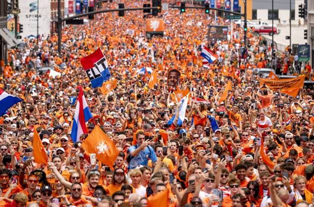 KANSAS CITY - Fans during the Orange March through the Power and Light District during the 2026 FIFA World Cup, WM, Weltmeisterschaft, Fussball Group F, prior to the match between the Netherlands and Tunisia on June 25, 2026, in Kansas City, United States. ROBIN VAN LONKHUIJSEN ANP xVIxANPxSportx xxANPxIVx 561958775 originalFilename: 561958775.jpg