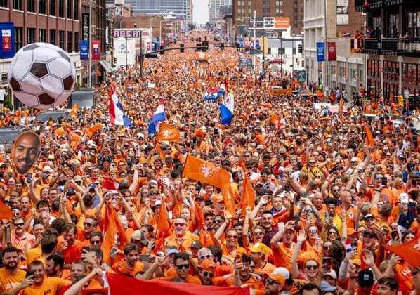 KANSAS CITY - Fans during the Orange March through the Power and Light District during the 2026 FIFA World Cup, WM, Weltmeisterschaft, Fussball Group F, prior to the match between the Netherlands and Tunisia on June 25, 2026, in Kansas City, United States. ROBIN VAN LONKHUIJSEN ANP xVIxANPxSportx xxANPxIVx 561958786 originalFilename: 561958786.jpg