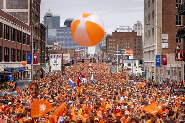 KANSAS CITY - Fans during the Orange March through the Power and Light District during the 2026 FIFA World Cup, WM, Weltmeisterschaft, Fussball Group F, prior to the match between the Netherlands and Tunisia on June 25, 2026, in Kansas City, United States. ROBIN VAN LONKHUIJSEN ANP xVIxANPxSportx xxANPxIVx 561958828 originalFilename: 561958828.jpg