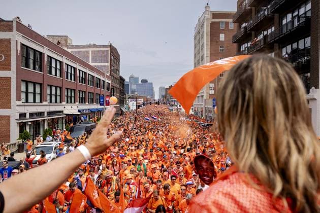 KANSAS CITY - Fans during the Orange March through the Power and Light District during the 2026 FIFA World Cup, WM, Weltmeisterschaft, Fussball Group F, prior to the match between the Netherlands and Tunisia on June 25, 2026, in Kansas City, United States. ROBIN VAN LONKHUIJSEN ANP xVIxANPxSportx xxANPxIVx 561959043 originalFilename: 561959043.jpg