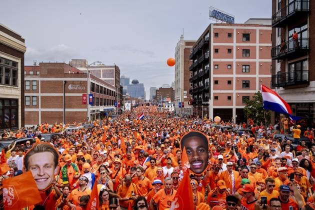 KANSAS CITY - Fans during the Orange March through the Power and Light District during the 2026 FIFA World Cup, WM, Weltmeisterschaft, Fussball Group F, prior to the match between the Netherlands and Tunisia on June 25, 2026, in Kansas City, United States. ROBIN VAN LONKHUIJSEN ANP xVIxANPxSportx xxANPxIVx 561959062 originalFilename: 561959062.jpg