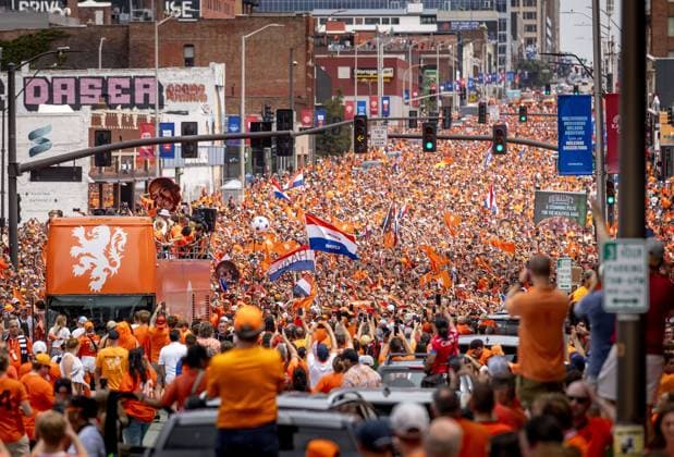 KANSAS CITY - Fans during the Orange March through the Power and Light District during the 2026 FIFA World Cup, WM, Weltmeisterschaft, Fussball Group F, prior to the match between the Netherlands and Tunisia on June 25, 2026, in Kansas City, United States. ROBIN VAN LONKHUIJSEN ANP xVIxANPxSportx xxANPxIVx 561959199 originalFilename: 561959199.jpg