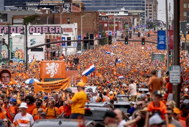 KANSAS CITY - Fans during the Orange March through the Power and Light District during the 2026 FIFA World Cup, WM, Weltmeisterschaft, Fussball Group F, prior to the match between the Netherlands and Tunisia on June 25, 2026, in Kansas City, United States. ROBIN VAN LONKHUIJSEN ANP xVIxANPxSportx xxANPxIVx 561959214 originalFilename: 561959214.jpg