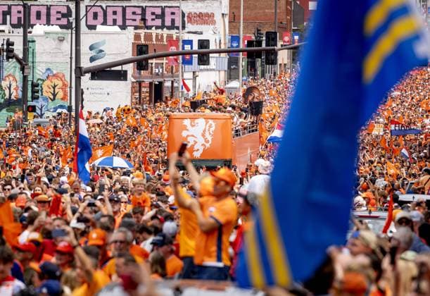 KANSAS CITY - Fans during the Orange March through the Power and Light District during the 2026 FIFA World Cup, WM, Weltmeisterschaft, Fussball Group F, prior to the match between the Netherlands and Tunisia on June 25, 2026, in Kansas City, United States. ROBIN VAN LONKHUIJSEN ANP xVIxANPxSportx xxANPxIVx 561959217 originalFilename: 561959217.jpg