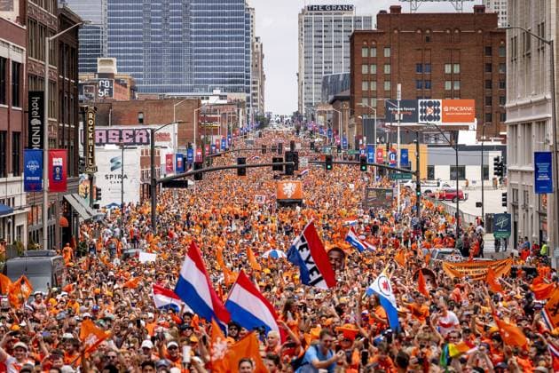 KANSAS CITY - Fans during the Orange March through the Power and Light District during the 2026 FIFA World Cup, WM, Weltmeisterschaft, Fussball Group F, prior to the match between the Netherlands and Tunisia on June 25, 2026, in Kansas City, United States. ROBIN VAN LONKHUIJSEN ANP xVIxANPxSportx xxANPxIVx 561959227 originalFilename: 561959227.jpg