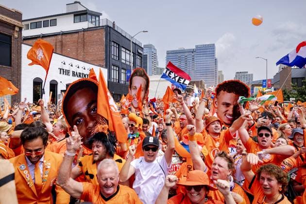 KANSAS CITY - Fans during the Orange March through the Power and Light District during the 2026 FIFA World Cup, WM, Weltmeisterschaft, Fussball Group F, prior to the match between the Netherlands and Tunisia on June 25, 2026, in Kansas City, United States. ROBIN VAN LONKHUIJSEN ANP xVIxANPxSportx xxANPxIVx 561959235 originalFilename: 561959235.jpg
