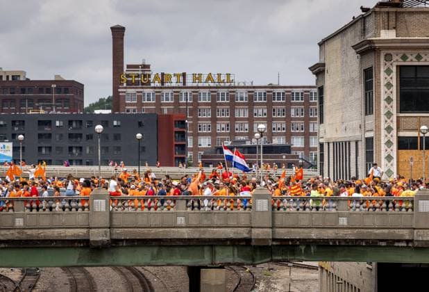 KANSAS CITY - Fans during the Orange March through the Power and Light District during the 2026 FIFA World Cup, WM, Weltmeisterschaft, Fussball Group F, prior to the match between the Netherlands and Tunisia on June 25, 2026, in Kansas City, United States. ROBIN VAN LONKHUIJSEN ANP xVIxANPxSportx xxANPxIVx 561959283 originalFilename: 561959283.jpg