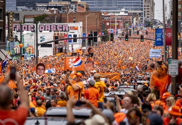 KANSAS CITY - Fans during the Orange March through the Power and Light District during the 2026 FIFA World Cup, WM, Weltmeisterschaft, Fussball Group F, prior to the match between the Netherlands and Tunisia on June 25, 2026, in Kansas City, United States. ROBIN VAN LONKHUIJSEN ANP xVIxANPxSportx xxANPxIVx 561959387 originalFilename: 561959387.jpg