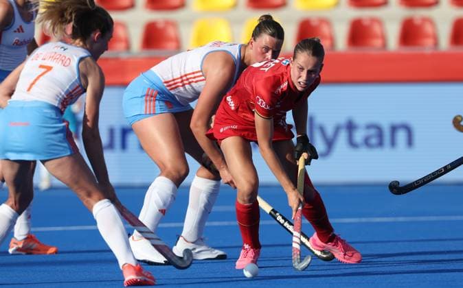 Belgium s Louise Dewaet fights for the ball during a hockey game between Belgian national team, Nationalteam Red Panthers and Netherlands, Thursday 25 June 2026 in Wavre, match 14 16 in the group stage of the women s FIH Pro League competition. VIRGINIExLEFOUR  x179258470x