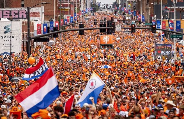 KANSAS CITY - Fans during the Orange March through the Power and Light District during the 2026 FIFA World Cup, WM, Weltmeisterschaft, Fussball Group F, prior to the match between the Netherlands and Tunisia on June 25, 2026, in Kansas City, United States. ROBIN VAN LONKHUIJSEN ANP xVIxANPxSportx xxANPxIVx 561959543 originalFilename: 561959543.jpg