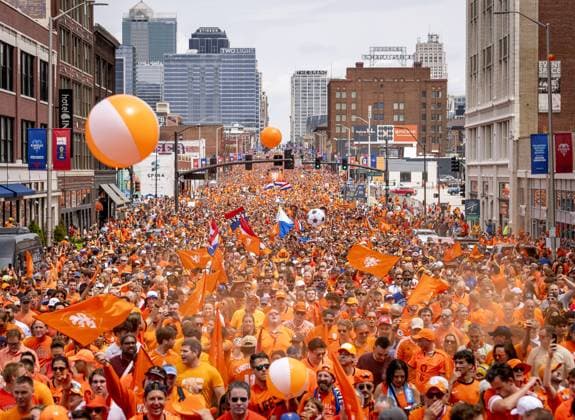KANSAS CITY - Fans during the Orange March through the Power and Light District during the 2026 FIFA World Cup, WM, Weltmeisterschaft, Fussball Group F, prior to the match between the Netherlands and Tunisia on June 25, 2026, in Kansas City, United States. ROBIN VAN LONKHUIJSEN ANP xVIxANPxSportx xxANPxIVx 561959548 originalFilename: 561959548.jpg
