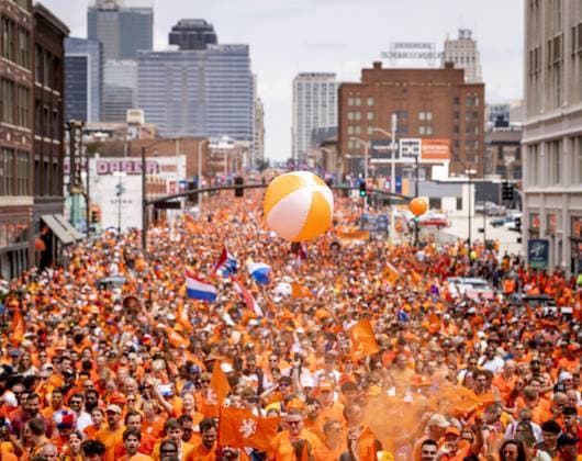KANSAS CITY - Fans during the Orange March through the Power and Light District during the 2026 FIFA World Cup, WM, Weltmeisterschaft, Fussball Group F, prior to the match between the Netherlands and Tunisia on June 25, 2026, in Kansas City, United States. ROBIN VAN LONKHUIJSEN ANP xVIxANPxSportx xxANPxIVx 561959551 originalFilename: 561959551.jpg