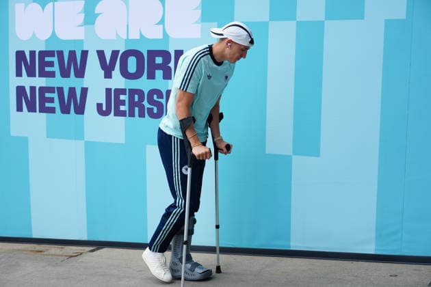 Nico Schlotterbeck (Deutschland Germany) kommt nach seiner Verletzung mit Krücken und einem Spezialschuh ins Stadion zum Spiel Deutschland gegen Ecuador - New York 25.06.2026: Deutschland vs. Ecuador, MetLife Stadium, World Cup 26 Gruppe E, 3. Spieltag *** Nico Schlotterbeck (Germany) arrives at the stadium on crutches and wearing a special shoe following his injury for the Germany vs. Ecuador match in New York on June 25, 2026. Germany vs. Ecuador, MetLife Stadium, World Cup 26, Group E, Matchday 3