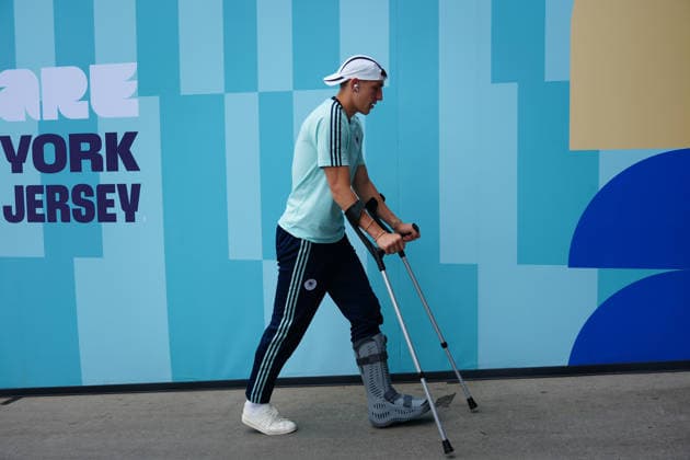 Nico Schlotterbeck (Deutschland Germany) kommt nach seiner Verletzung mit Krücken und einem Spezialschuh ins Stadion zum Spiel Deutschland gegen Ecuador - New York 25.06.2026: Deutschland vs. Ecuador, MetLife Stadium, World Cup 26 Gruppe E, 3. Spieltag *** Nico Schlotterbeck (Germany) arrives at the stadium on crutches and wearing a special shoe following his injury for the Germany vs. Ecuador match in New York on June 25, 2026. Germany vs. Ecuador, MetLife Stadium, World Cup 26, Group E, Matchday 3