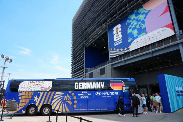 Deutscher Mannschaftsbus vor dem MetLife Stadium in New York - New York 25.06.2026: Deutschland vs. Ecuador, MetLife Stadium, World Cup 26 Gruppe E, 3. Spieltag *** German team bus in front of MetLife Stadium in New York, New York, June 25, 2026; Germany vs. Ecuador, MetLife Stadium, World Cup 26, Group E, Matchday 3