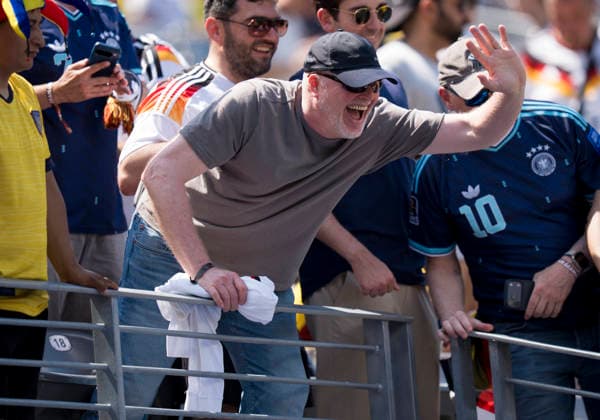 Stefan Raab (TV Persönlichkeit und Entertainer) winkt im Stadion Bastian Schweinsteiger zu FIFA World Cup, WM, Weltmeisterschaft, Fussball 2026: Ecuador vs Deutschland 25 June 2026, FIFA World Cup 2026: Ecuador vs Deutschland (Group E, Matchday 3) at New York New Jersey Stadium in East Rutherford, New Jersey, USA. *** Stefan Raab, TV personality and entertainer, waves to Bastian Schweinsteiger at the stadium during the 2026 FIFA World Cup match between Ecuador and Germany on June 25, 2026. The match, part of Group E, Matchday 3, took place at New York New Jersey Stadium in East Rutherford, New Jersey, USA. Copyright: HMBxMedia xMarcoxBader