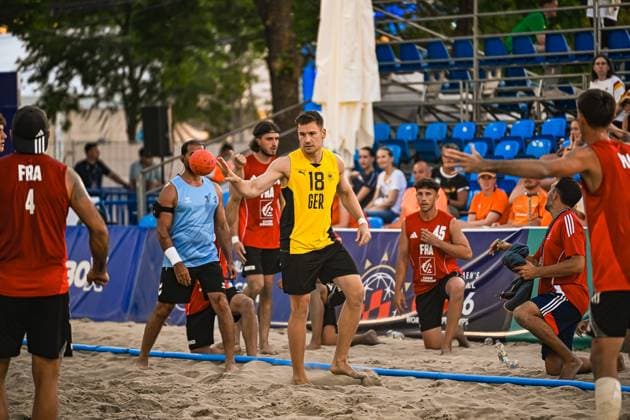 Robin John ( 18; Deutschland Beachhandball Nationalmannschaft) spielt den Ball im Sandfeld am Jarun See in Zagreb. Mehrere Gegenspieler aus Frankreich umringen ihn bei dieser Spielaktion der Beachhandball-Weltmeisterschaft. IHF Beach Handball World Championship, WM, Weltmeisterschaft 2026, 23.06.2026, Zagreb, Jarun See *** Robin John, 18, of the German national beach handball team, plays the ball on the sand court at Lake Jarun in Zagreb. Several French opponents surround him during this play at the 2026 IHF Beach Handball World Championship, June 23, 2026, Zagreb, Lake Jarun Copyright: xspeedshotx xDorianfrickx