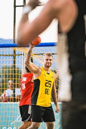 Moritz Ebert ( 26; Deutschland Beachhandball Nationalmannschaft) hält den Ball hoch zur Wurfvorbereitung vor dem Tor, im Hintergrund ist ein Gegenspieler Frankreichs ( 24) zu sehen. Die Szene findet am Jarun See in Zagreb statt. IHF Beach Handball World Championship, WM, Weltmeisterschaft 2026, 23.06.2026, Zagreb, Jarun See *** Moritz Ebert (No. 26), a member of the German national beach handball team, holds the ball aloft to prepare for a shot in front of the goal; a French opponent (No. 24) can be seen in the background. The scene takes place at Lake Jarun in Zagreb during the 2026 IHF Beach Handball World Championship, June 23, 2026, Zagreb, Lake Jarun Copyright: xspeedshotx xDorianfrickx
